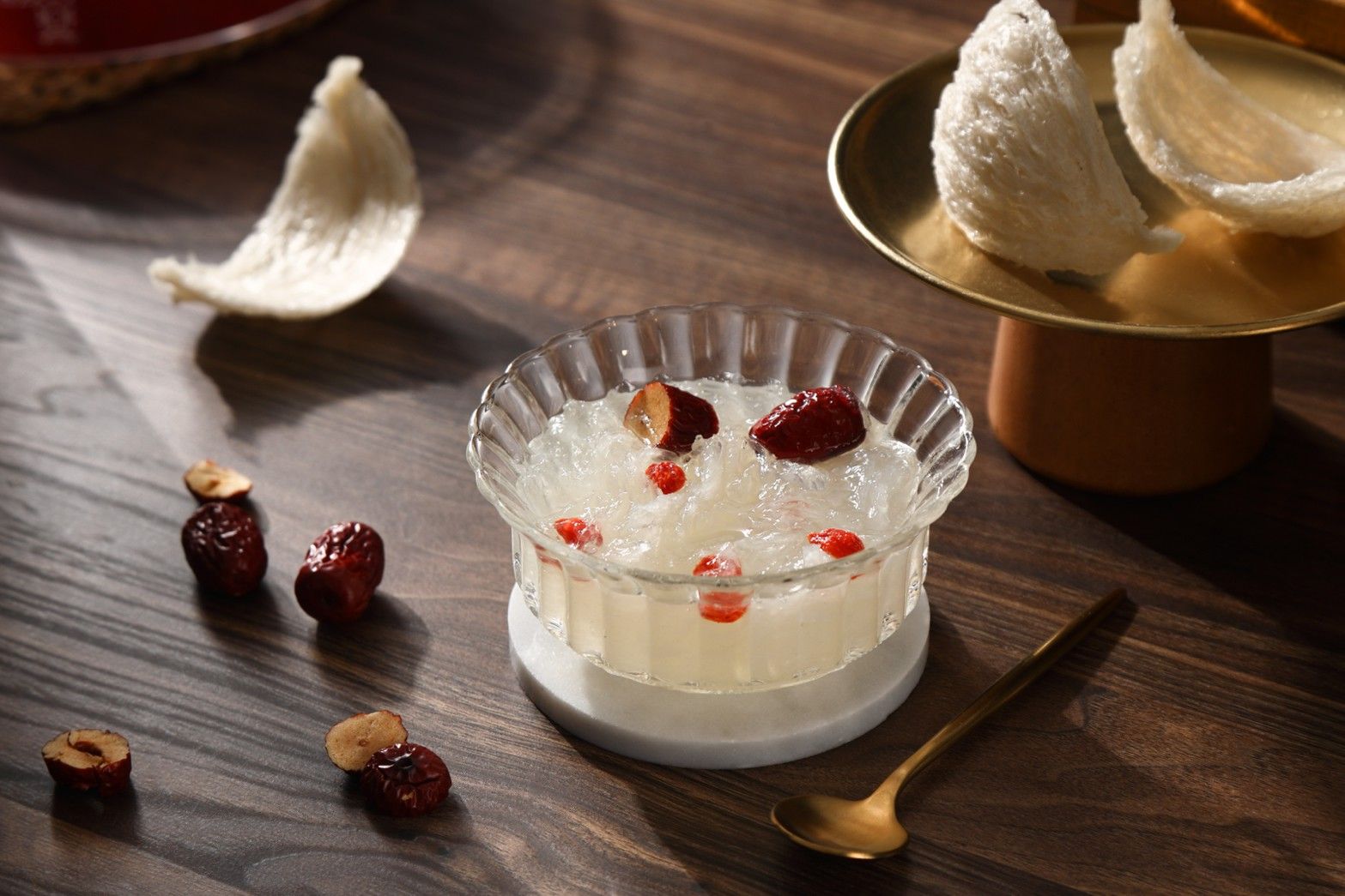 烽火燕窩｜珍稀純淨，只為呈現你的最好_烽火燕窩以「純粹、安心、真實」為品牌核心，嚴選來自越南原生洞燕與屋燕，堅持以最天然的方式呈現燕窩本身的精華。我們深信，唯有尊重大自然的節奏，才能孕育出最溫潤細膩的珍品。